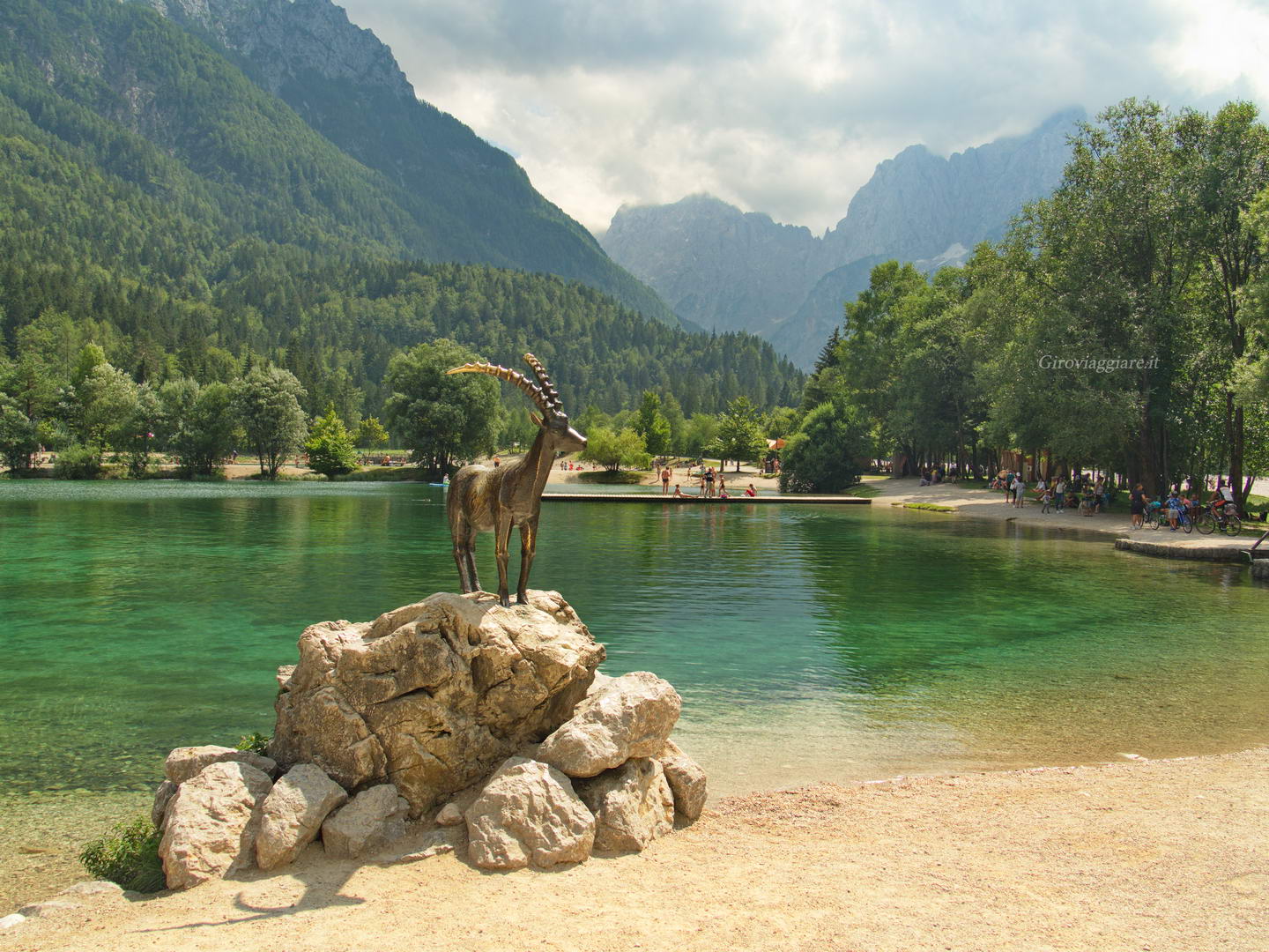 Il bellissimo lago di Jasna in Slovenia