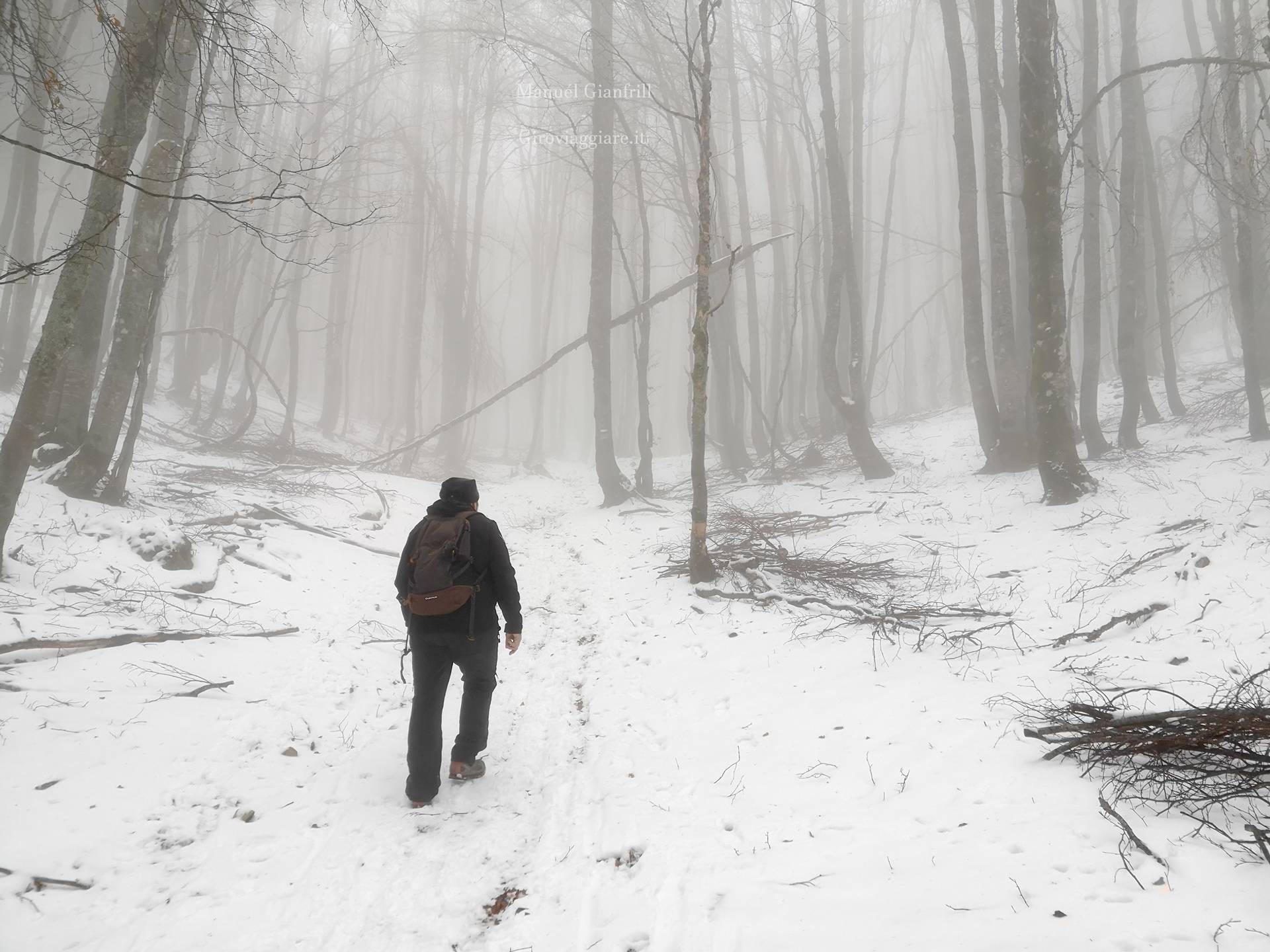 Gianluca fa da staffetta tra neve e nebbia