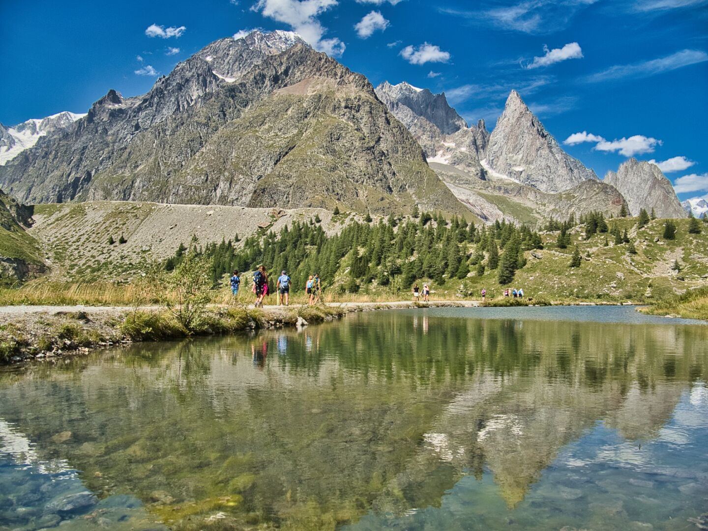 Uno dei tanti specchi d'acqua lungo il percorso.